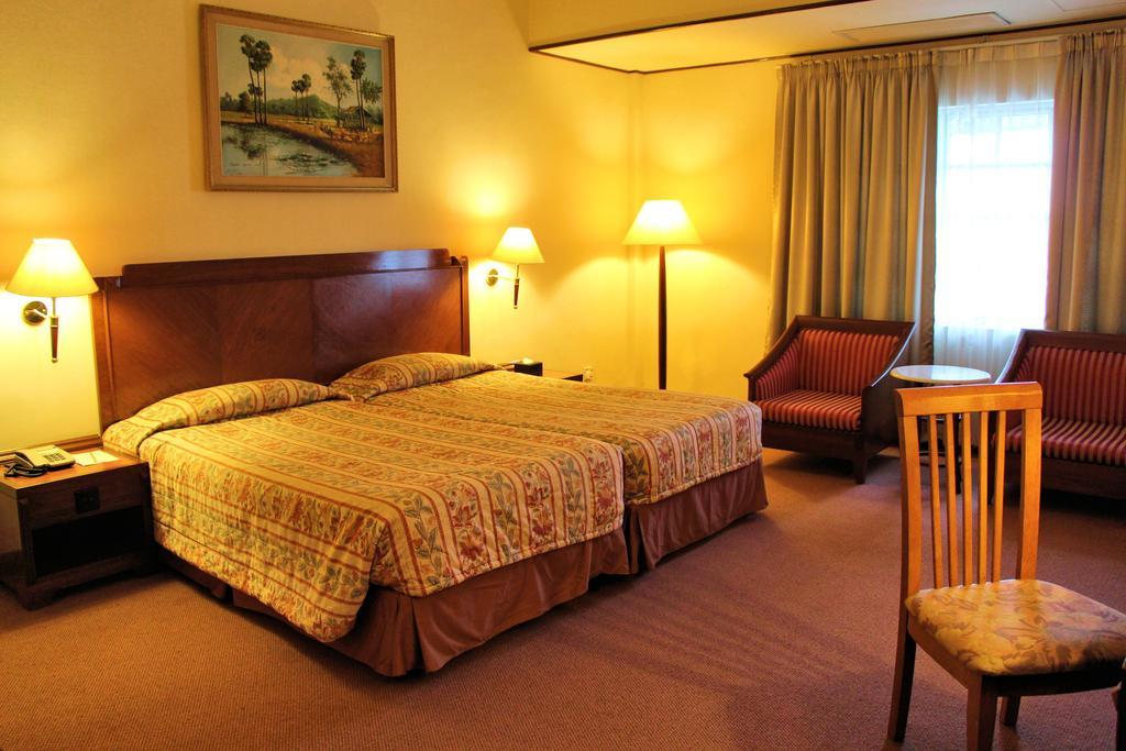 Holiday Villa Hotel City Centre Phnom Penh Extérieur photo